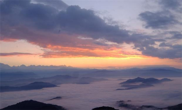 雪山日出
